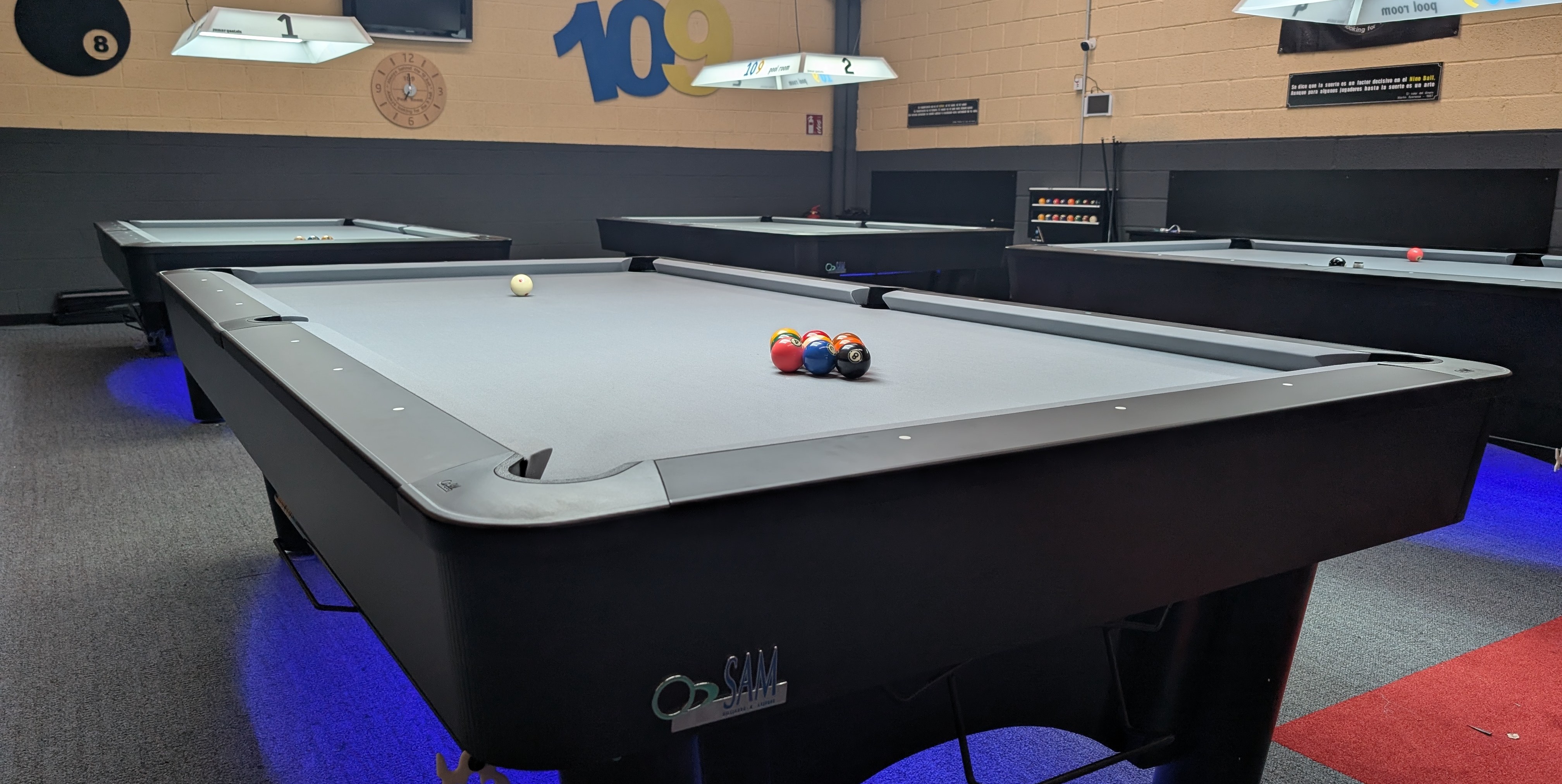 Zona de mesas de pool en 109 Pool Room