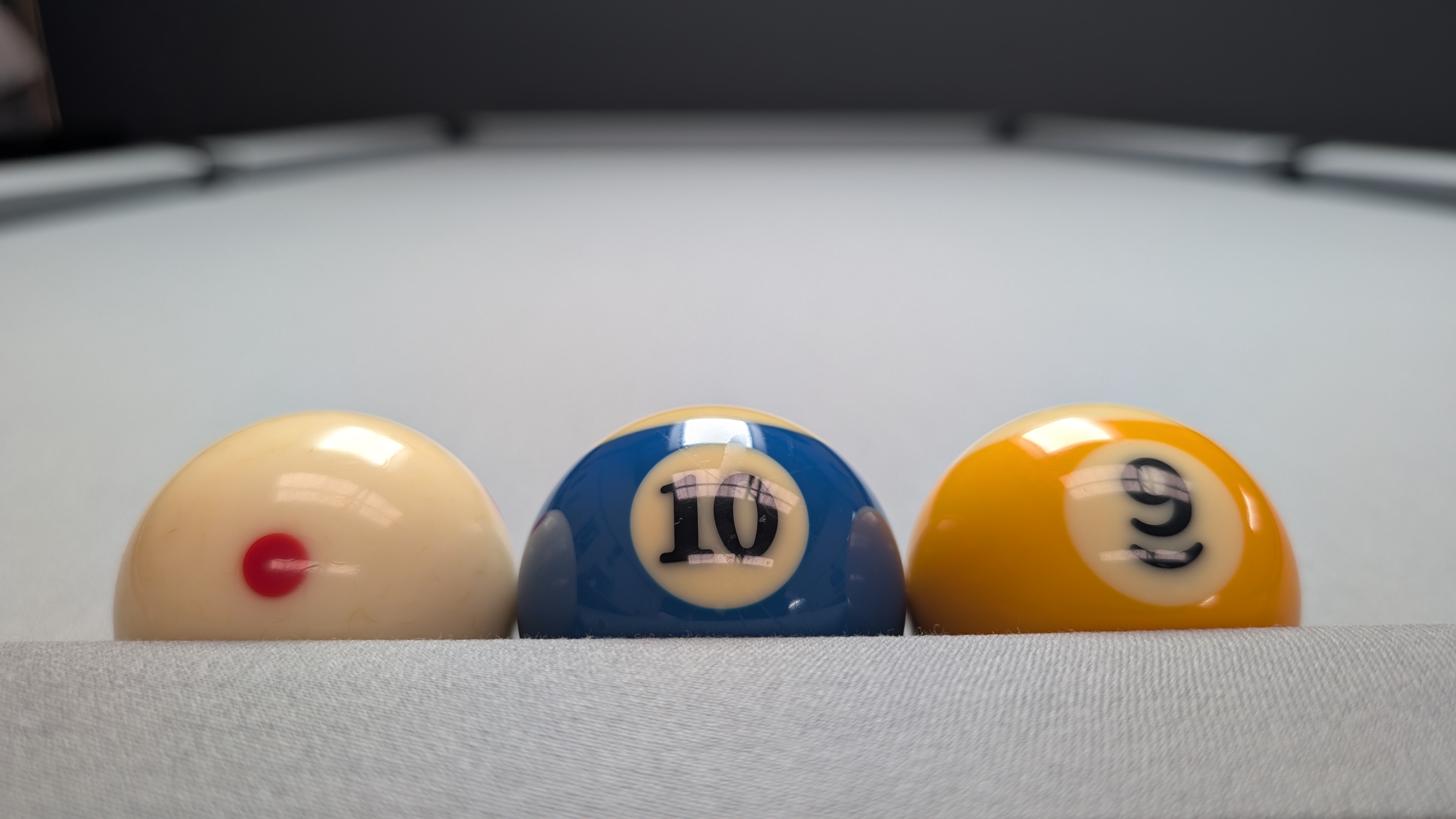 Bolas de billar en primer plano en 109 Pool Room
